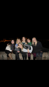 Chicaaaaas...notice the glowing Alhambra in the backroumd